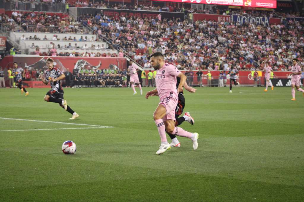 Inter Miami's Jordi Alba Flies down the wing to play ball into the box