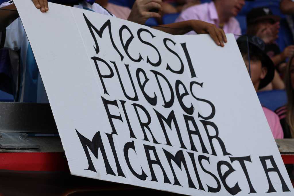 Fan sign for Leo Messi at the match versuses the NY Red Bulls for his MLS Debut. 
