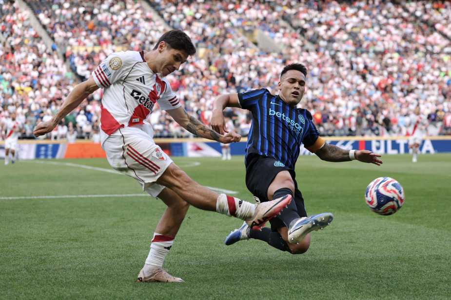 SEATTLE, WASHINGTON - JUNE 25: Lautaro Martinez #10 of FC Internazionale Milano challenges Gonzalo Montiel #4 of CA River Plate during the FIFA Club World Cup 2025 group E match between FC Internazionale Milano and CA River Plate at Lumen Field on June 25, 2025 in Seattle, Washington. (Photo by Justin Setterfield - FIFA/FIFA via Getty Images)
