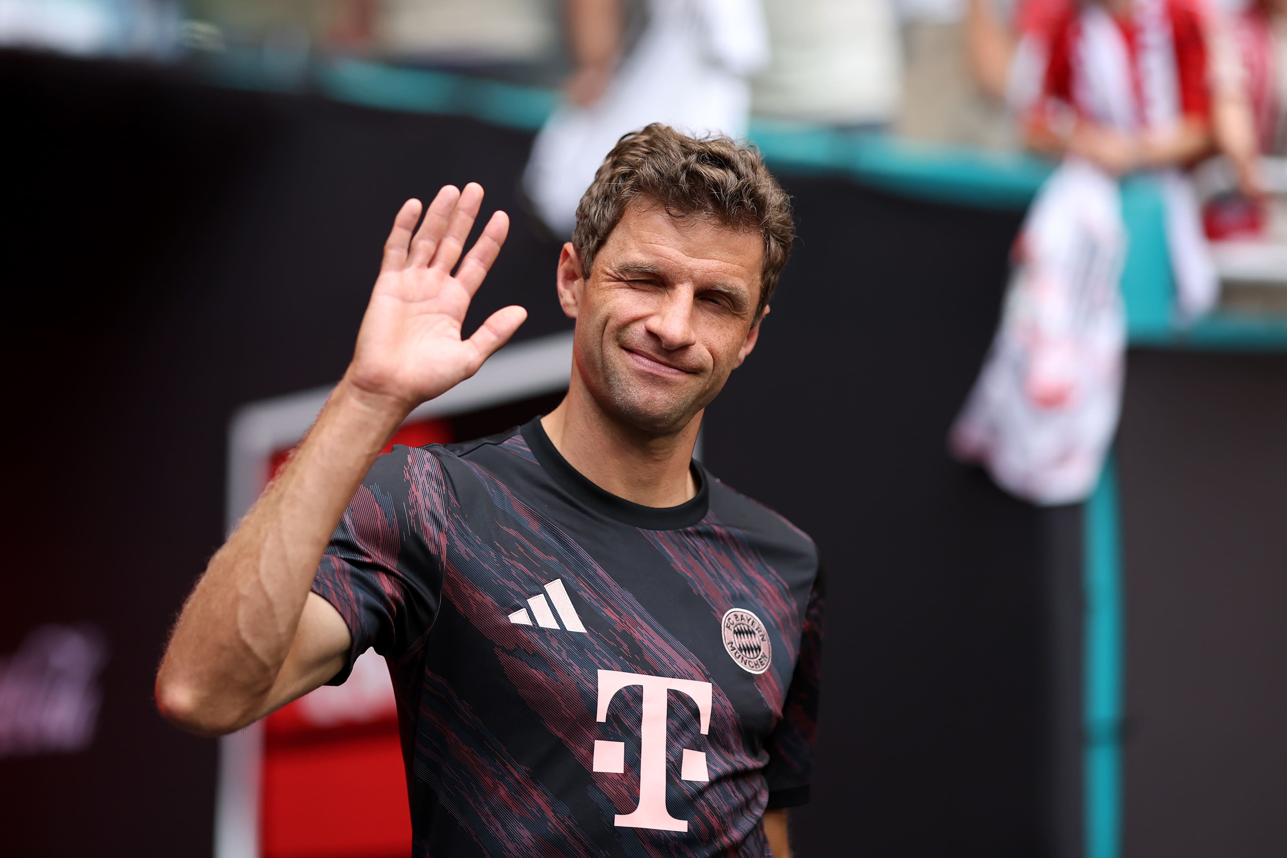 MIAMI GARDENS, FLORIDA - JUNE 29: Thomas Mueller #25 of FC Bayern Munchen acknowledges the fans prior to the FIFA Club World Cup 2025 round of 16 match between CR Flamengo and FC Bayern München at Hard Rock Stadium on June 29, 2025 in Miami Gardens, Florida. (Photo by Hector Vivas - FIFA/FIFA via Getty Images)