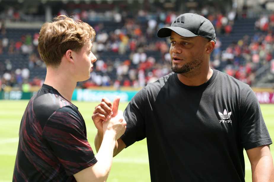 Vincent Kompany, Head Coach of FC Bayern Munchen shakes hand with Jonas Urbig #40 of FC Bayern Munchen following the FIFA Club World Cup 2025 group C match between FC Bayern München and Auckland City FC at TQL Stadium