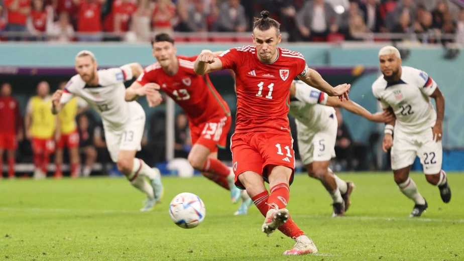 Gareth Bale gets the equalizer from the spot.