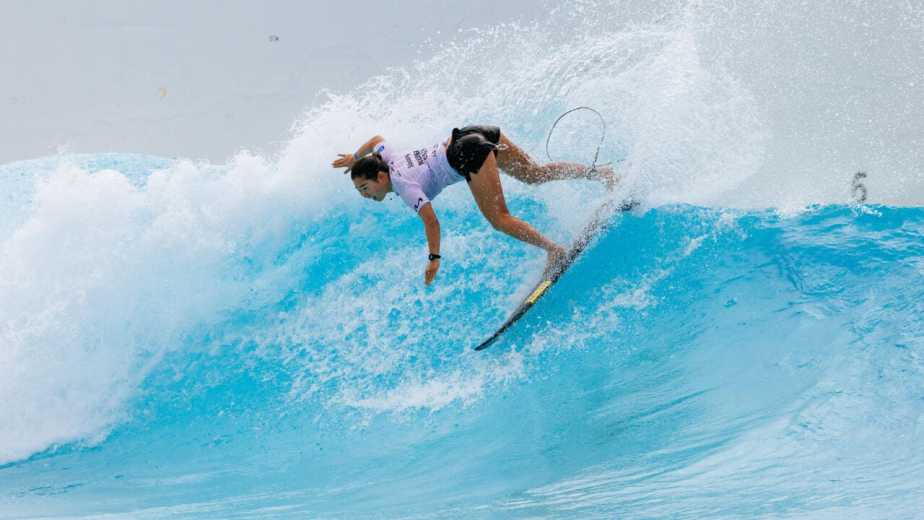 Nanaho Tsuzuki surfing