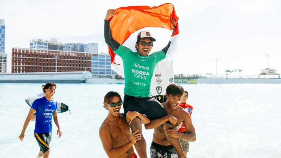 Ketut Agus surfing