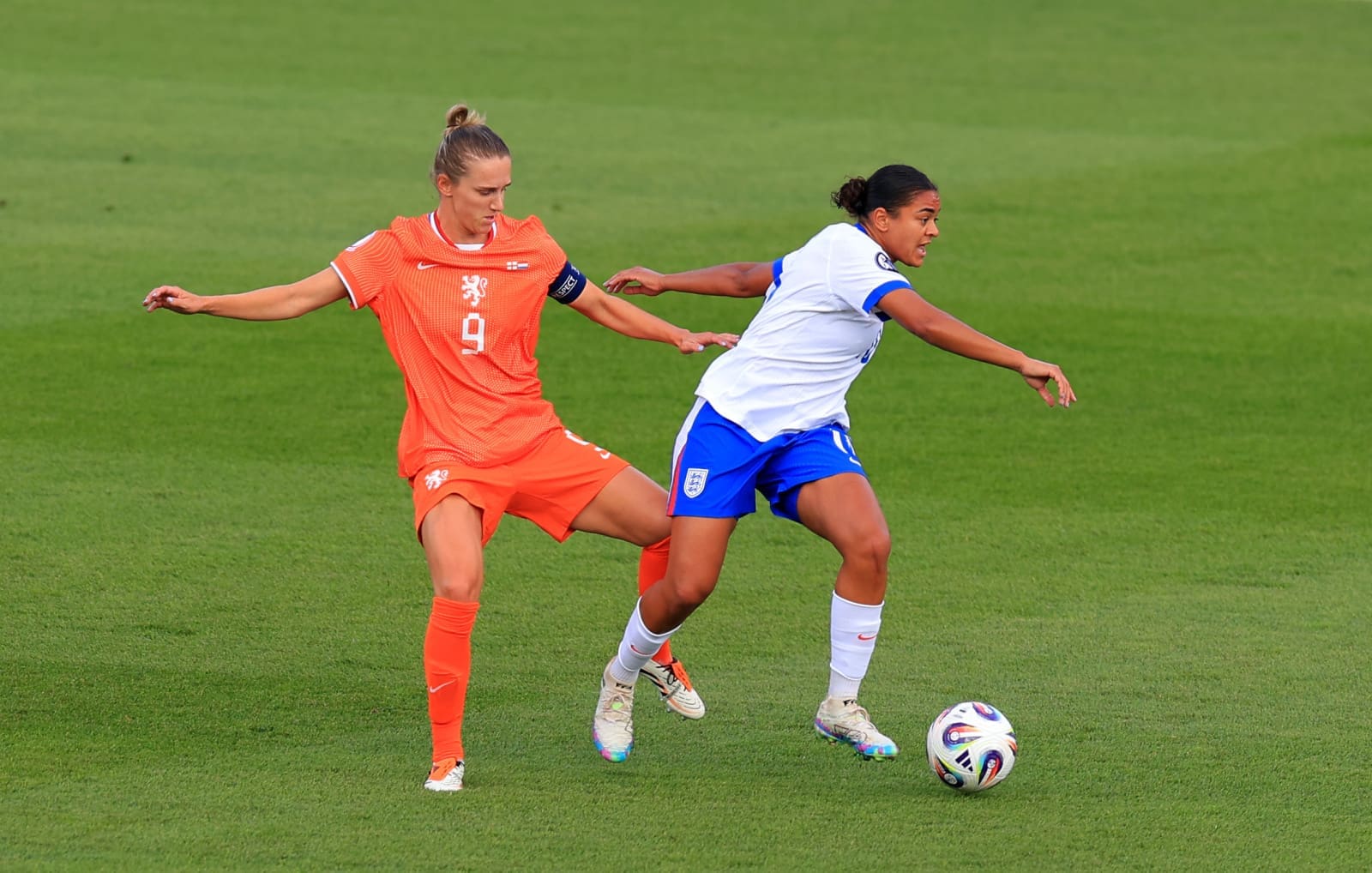 ZURICH, SWITZERLAND - JULY 09: Jessica Carter of England is challenged by Vivianne Miedema of the Netherlands during the UEFA Women's EURO 2025 Group D match between England and Netherlands at Stadion Letzigrund on July 09, 2025 in Zurich, Switzerland. (Photo by Fran Santiago - UEFA/UEFA via Getty Images)