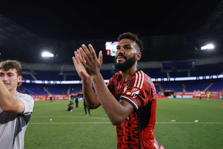 Eric Maxim Choupo-Moting applauds the fnas after the comeback victory. Mandatory Credit New York Red bulls