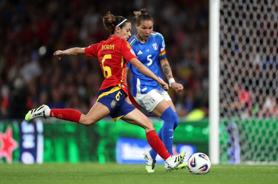 Aitana Bormati takes a shot. Mandatory Credit UEFA.com