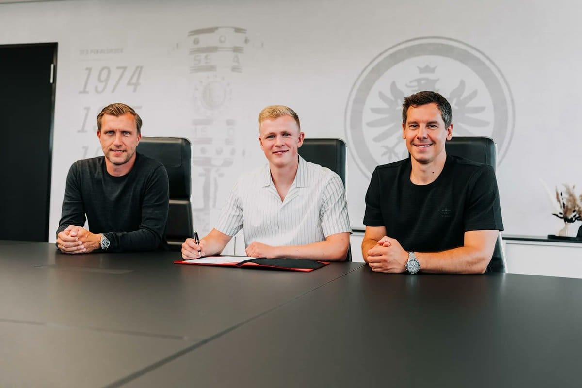 onathan Burkardt, here between sports director Markus Krösche (left) and sports director Timmo Hardung (right) has signed a contract with Eintracht Frankfurt until 2030