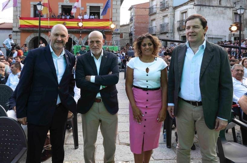 Rafael Louzán, president of the RFEF, Javier Tebas, president of LALIGA, Beatriz Álvarez, president of Liga F, and Alfonso Fernández Mañueco, president of Castilla León.