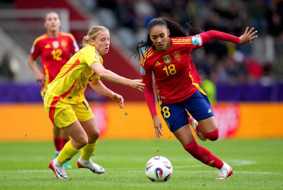 THUN, SWITZERLAND - JULY 07: Salma Paralluelo of Spain runs with the ball whilst under pressure from Elena Dhont of Belgium during the UEFA Women's EURO 2025 Group B match between Spain and Belgium at Arena Thun on July 07, 2025 in Thun, Switzerland. (Photo by Aitor Alcalde - UEFA/UEFA via Getty Images)