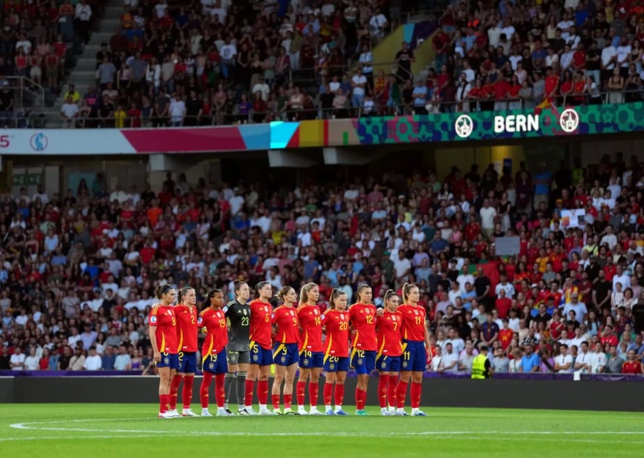 BERN, SWITZERLAND - JULY 03: Players of Spain pause for a moments silence in memory of former football player Diogo Jota and his brother Andre Silva, who passed away on the 3rd of July 2025, prior to the UEFA Women's EURO 2025 Group B match between Spain and Portugal at Stadion Wankdorf on July 03, 2025 in Bern, Switzerland. (Photo by Aitor Alcalde - UEFA/UEFA via Getty Images)
