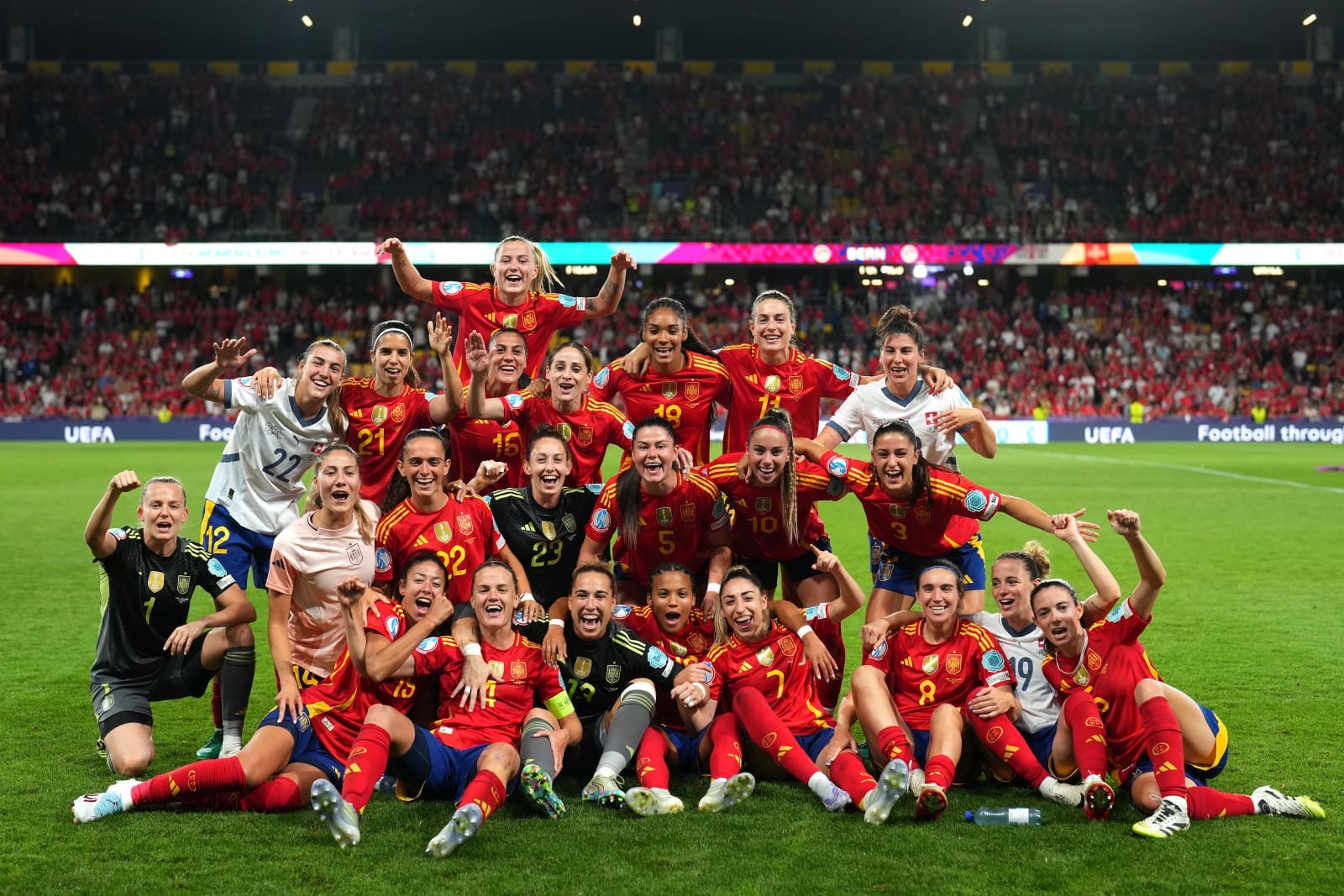Spain poses for a team victory photo. Mandatory Credit UEFA.com
