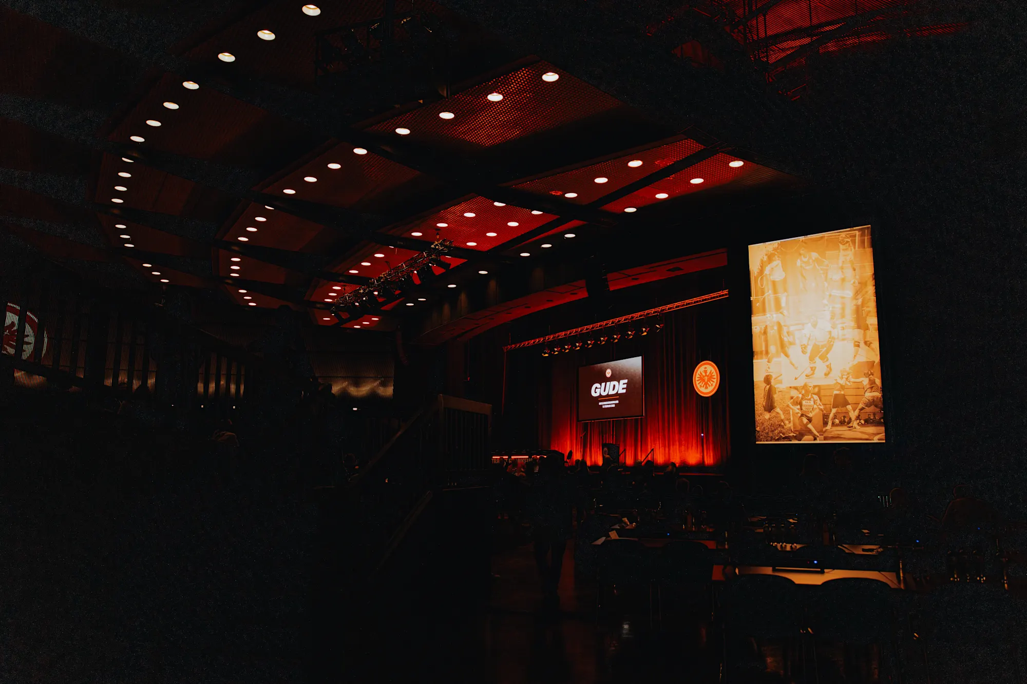Selbst oder auf Mitgliederversammlugen des Vereins zeigt sich die groBe Einigkeit unabhängig der Gesellschaftsformen bei Eintracht Frankfurt