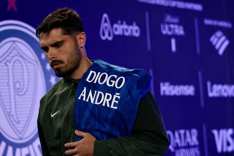 Pedro Neto carrying a jersey with Diogo Jota & Andre Silva's first names out to the pitch during introductions. Photo by Jose Pinchero