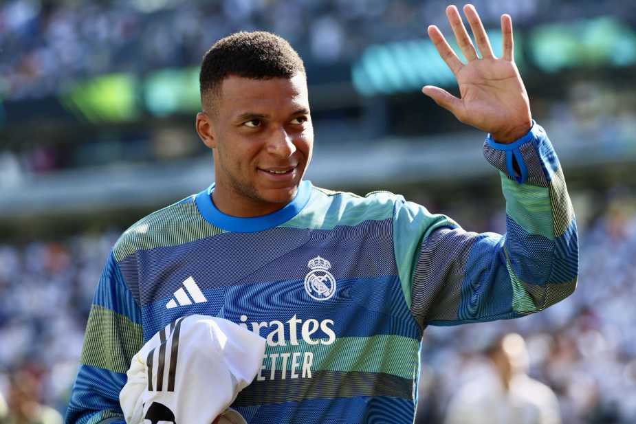 7/5/25, East Rutherford, New Jersey, MetLife Kylian Mbappé of Real Madrid waves to the crowd during the FIFA Club World Cup 2025 quarterfinal match against Borussia Dortmund. Mandatory Credit: Bad Dawg Sports/Jose Pichirilo
