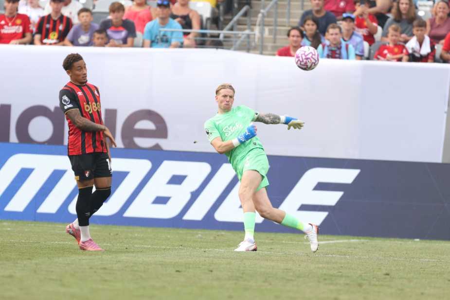 7/26/25, East Rutherford, New Jersey, MetLife Stadium. Jordan Pickford of Everton takes a goal kick during the Premier League Summer Series match between Everton FC and AFC Bournemouth. by Jose Pichirilo / Bad Dawg Sports.