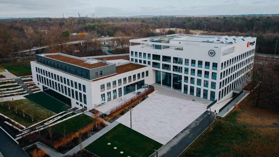 Eintracht unter einem Dach: Das ProfiCamp im Deutsche Bank Park.
