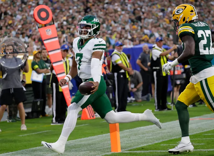 8/9/2025 Lambeau Field, Green Bay WI. Justin Fields runs it in for the Touchdown. Mandatory Credit NFL.com