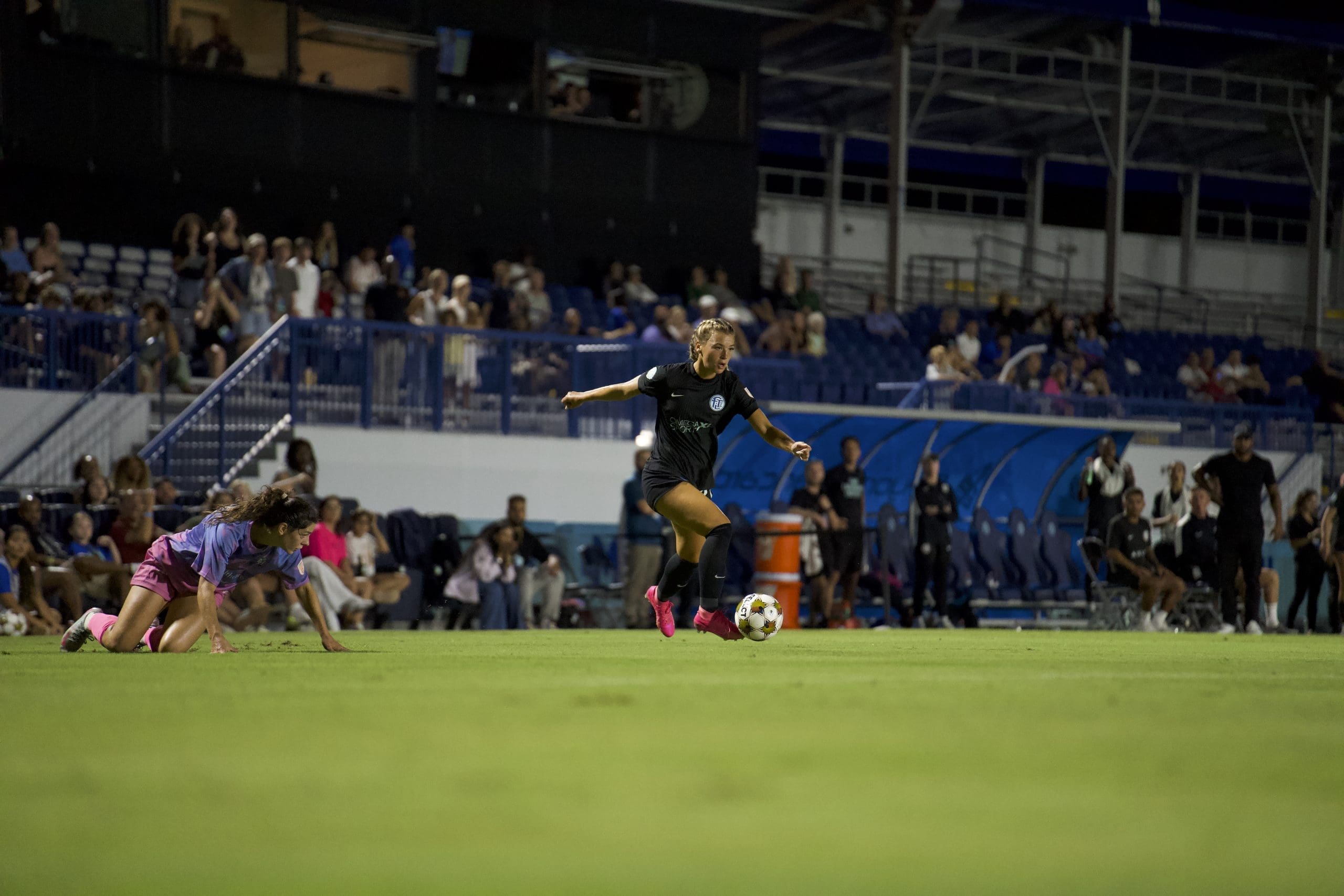 8/23/2025 Beyond Bancard Field, Davie, Fl. Julia Grosso plays the ball. Mandatory Credit Ft. Lauderdale United.