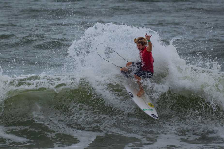 Owen Moss executes an explosive cutback maneuver with dramatic spray during his championship-winning performance at the 2025 Virginia Beach Pro men's final