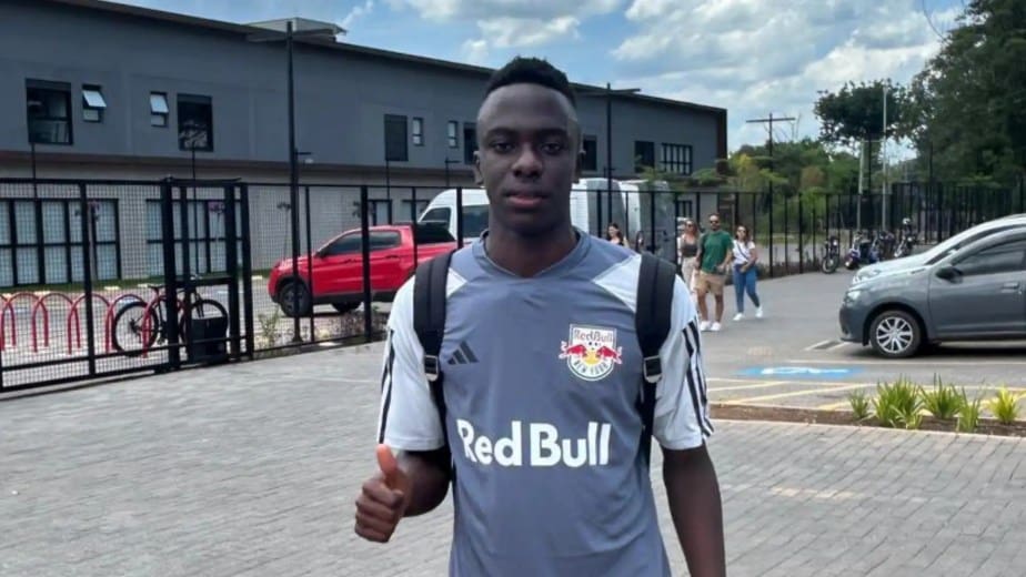 Eder Smic Valencia in soccer uniform during youth match
