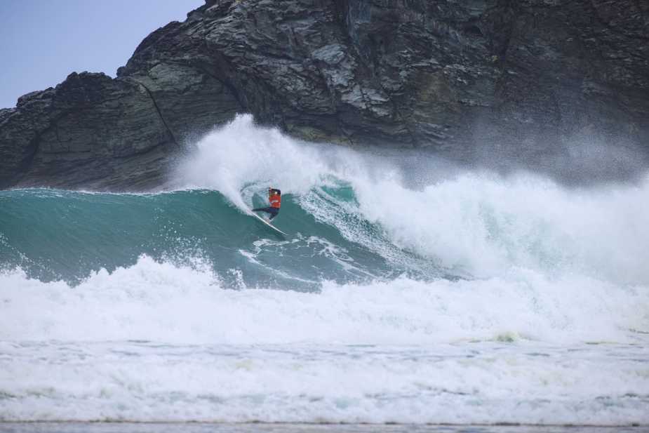 Thomas Debierre performs critical layback turn in powerful Pantin surf during QS 4000 competition