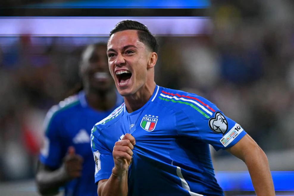 Italy players celebrate during their 5-0 World Cup qualifying victory over Estonia at Gewiss Stadium in Bergamo