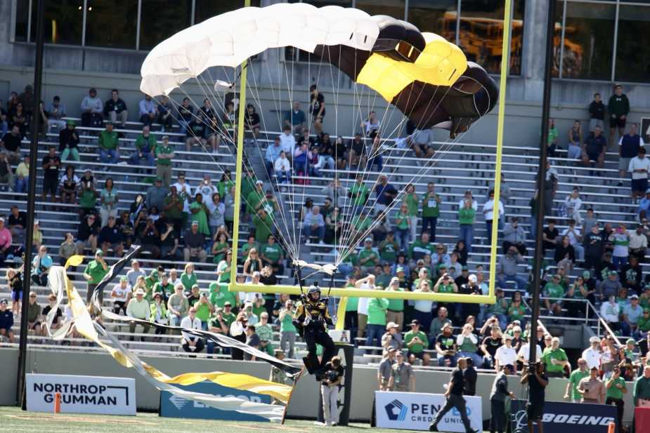 9/20/25, West Point , New York , Michie Stadium, The Black Knights Parachute Team performed dramatic jumps into Michie Stadium prior to Army’s matchup against North Texas. Mandatory Credit: Jose Pichirilo/Bad Dawg Sports