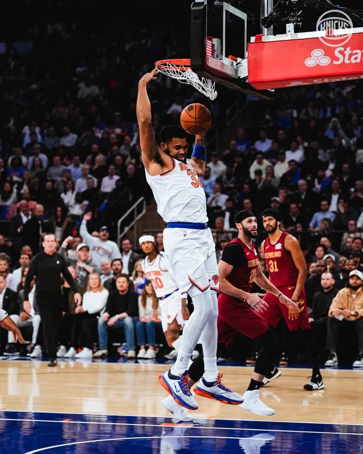 New York Knicks center Karl-Anthony Towns dunks against Cleveland Cavaliers defenders at Madison Square Garden on October 22, 2025