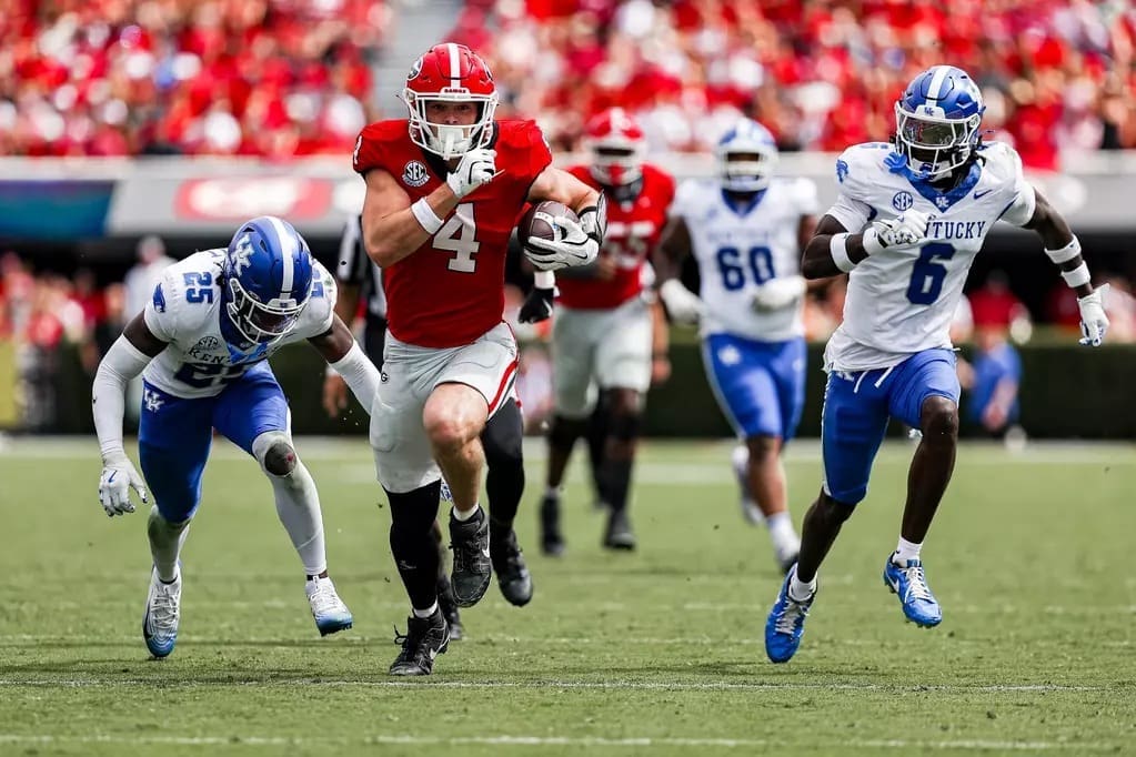Georgia tight end Oscar Delp (4) runs with the ball while evading Kentucky defenders during the Bulldogs' 35-14 win at Sanford Stadium on October 4, 2025