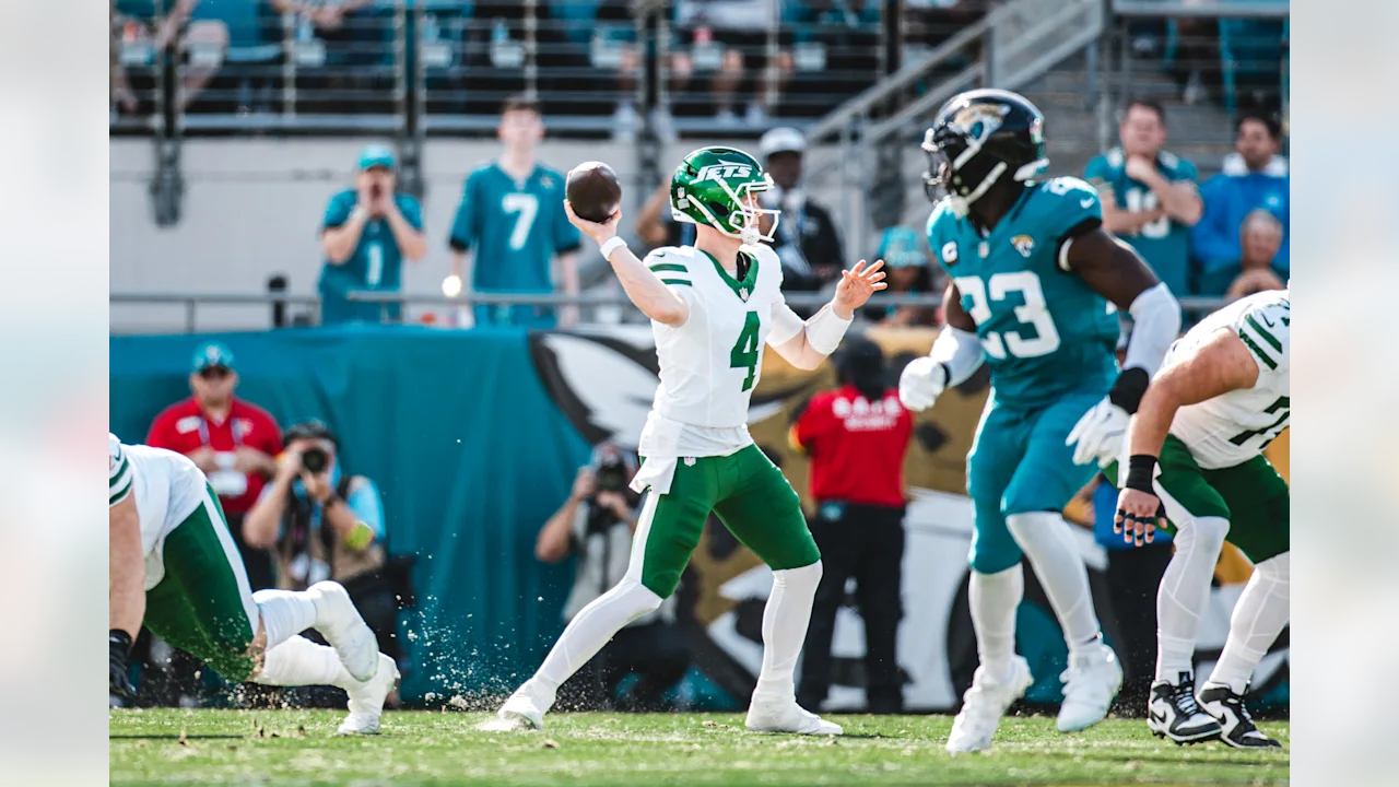 12/14/2025 EverBank Stadium, Jacksonville, FL., Brady Cook throws his first NFL Passing Touchdown. Mandatory Credit: New York Jets