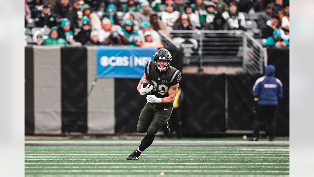 12/7/2025 MetLife Stadium, East Rutherford, NJ., Jeremy Ruckert with the catch and run Mandatory Credit: New York Jets