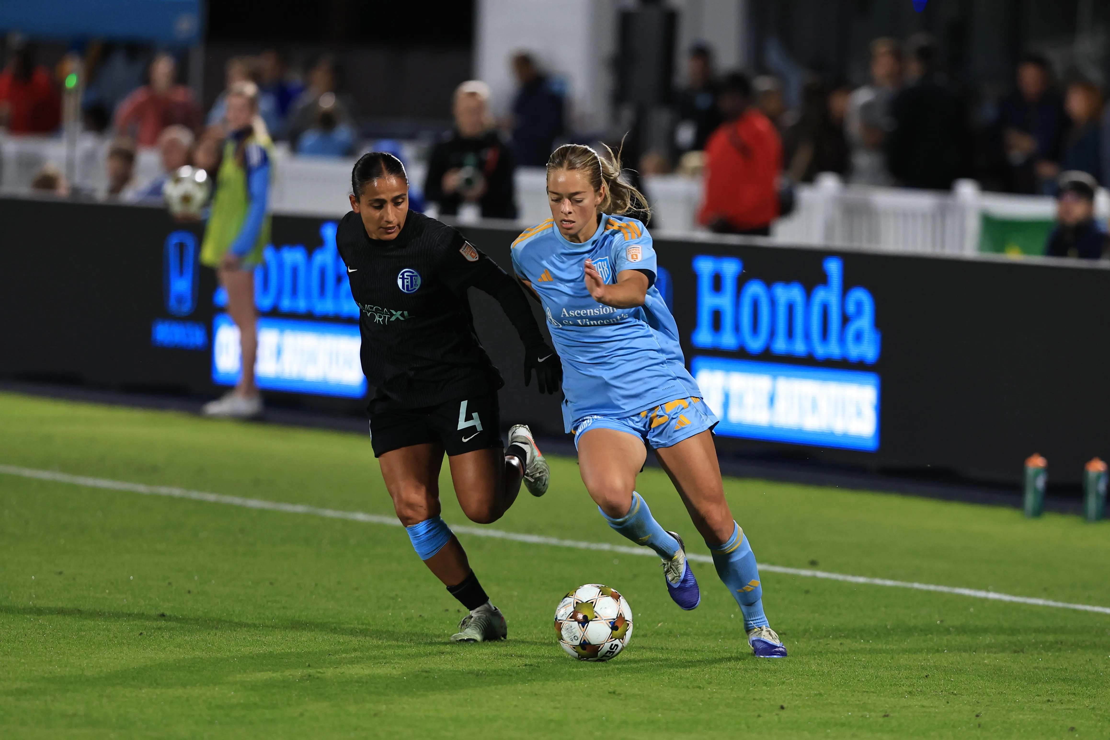 12/13/2025 Hodges Stadium UNF, Jacksonville, FL., Lilly Nabet attacks with the ball. Mandatory Credit: Sporting Jax