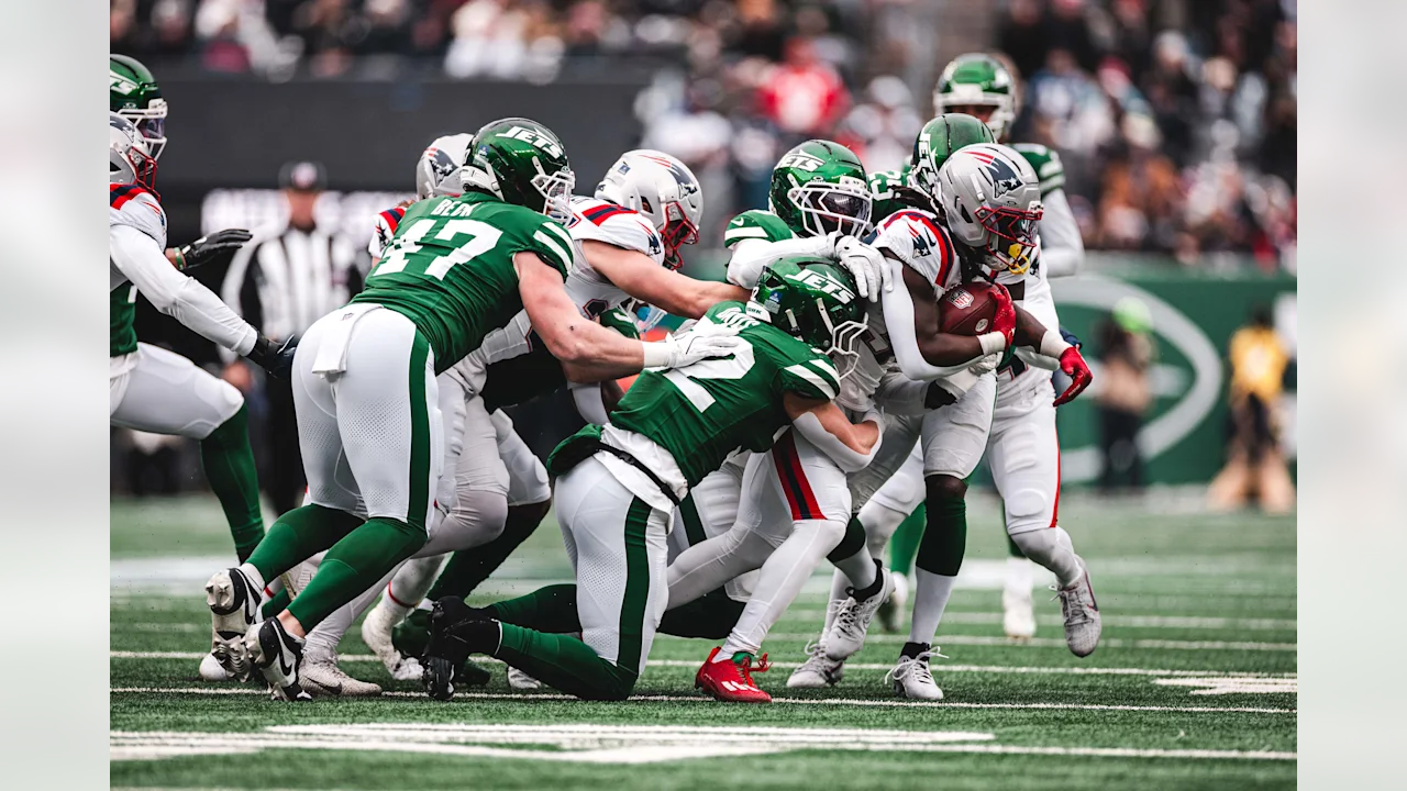 12/28/2025 MetLife Stadium, East Rutherford, NJ., Rhamondre Stevenson runs for the first down with easy through a crowd Mandatory Credit: New York Jets