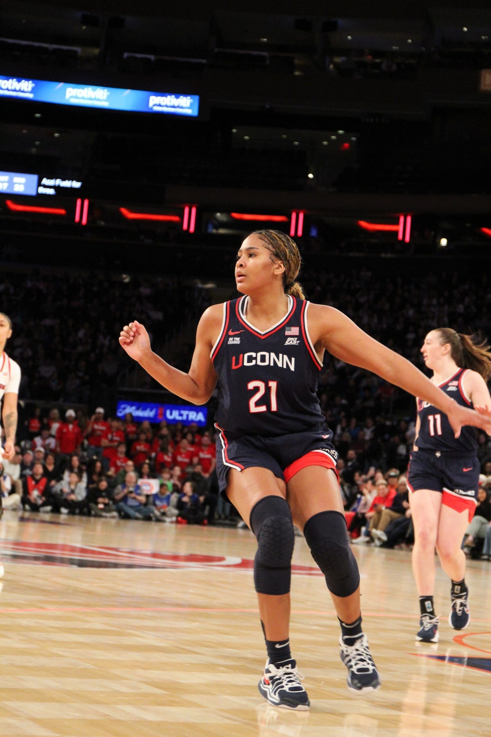 Sarah Strong (21) of the UConn Huskies dribbling the ball and scanning the court during the game against St. John's at Madison Square Garden.