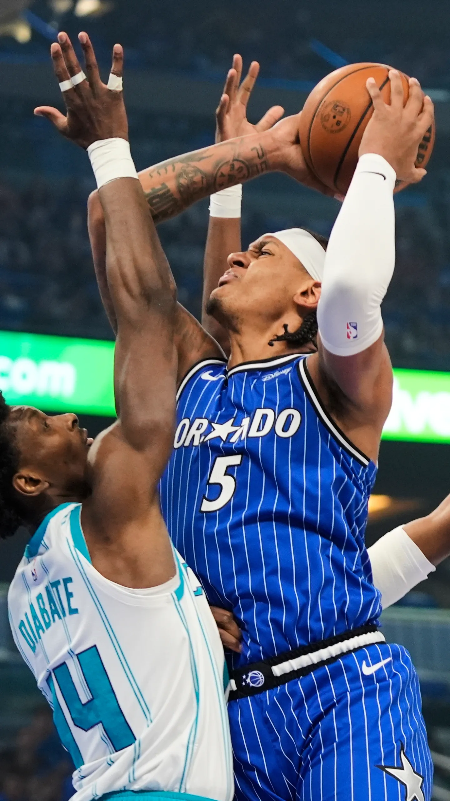 Paolo Banchero driving to the hoop for a bucket