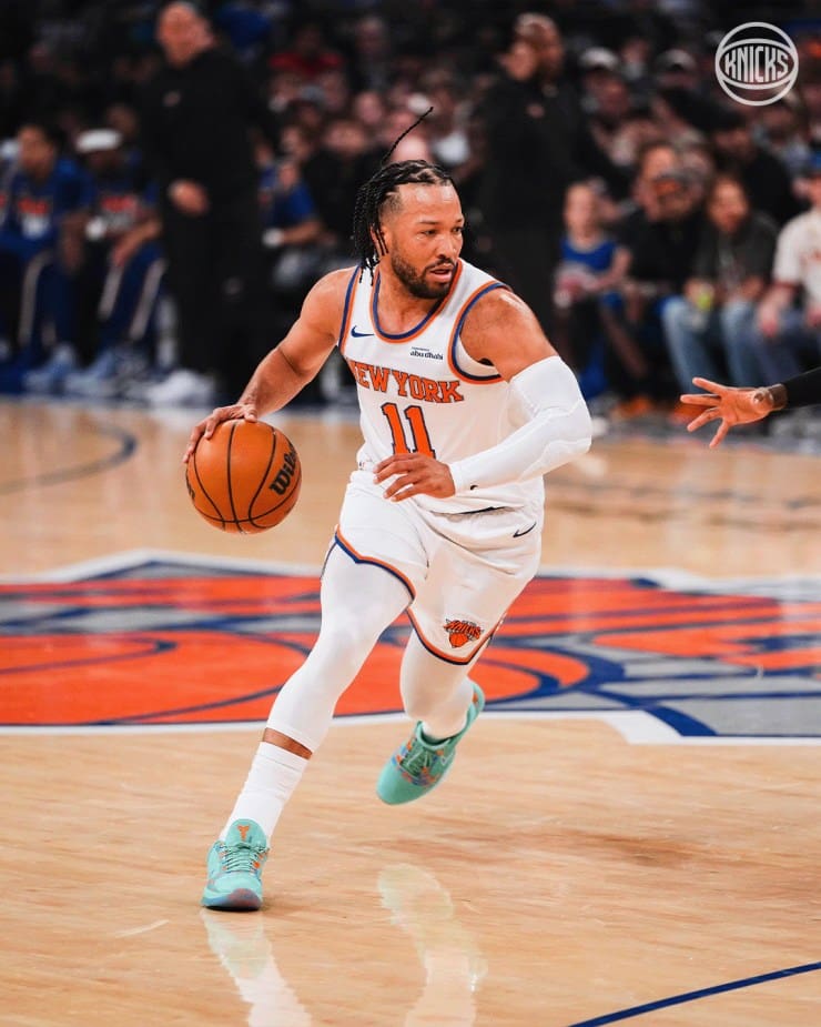Jalen Brunson dribbles the ball
