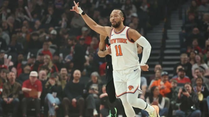 Jalen Brunson is pointing at his teammates