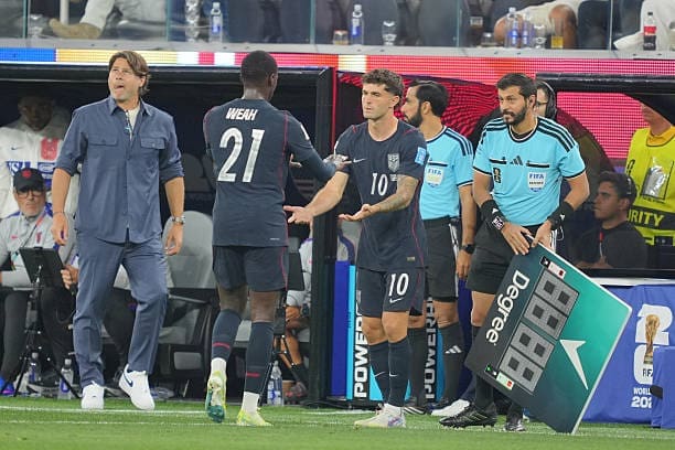 Christian Pulisic subs into the match