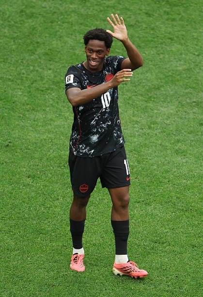 Jonathan David waives to the crowd