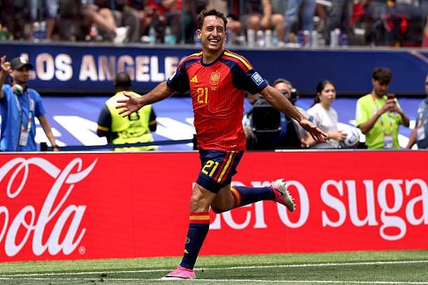 Mikel Oyarzabal running down the endline