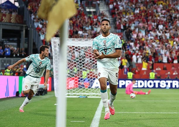 Goncarlo Ramos jogs down the end line